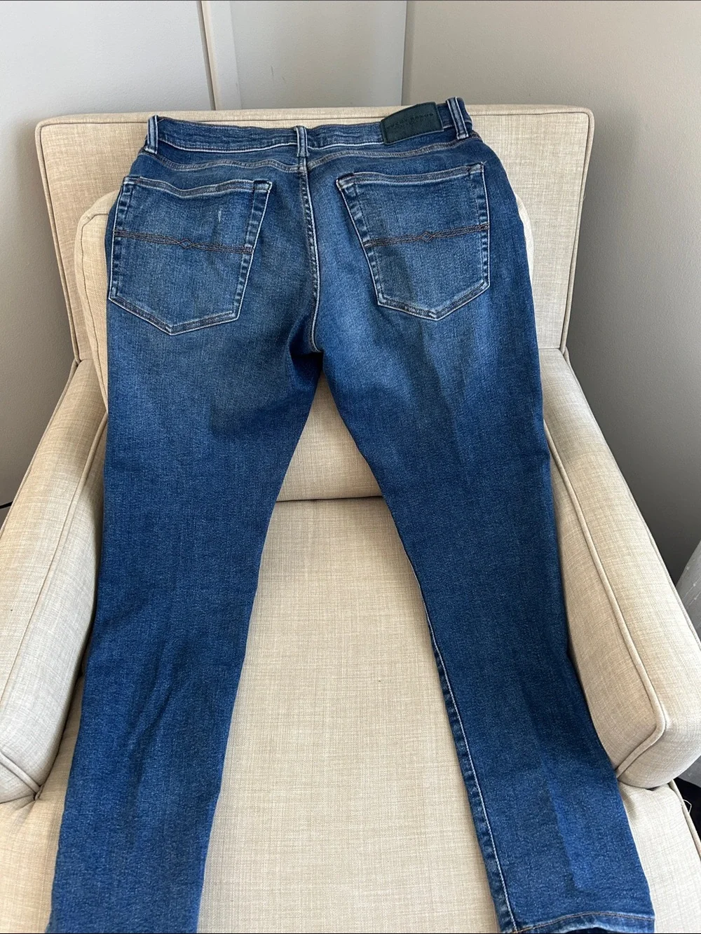 Lucky Brand Slim Men's Jeans in Medium Blue Denim with Contrast Stitching